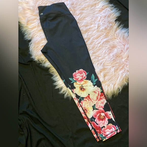 These are black leggings with pink and yellow flowers, Ideology, size Medium. - Picture 3 of 4